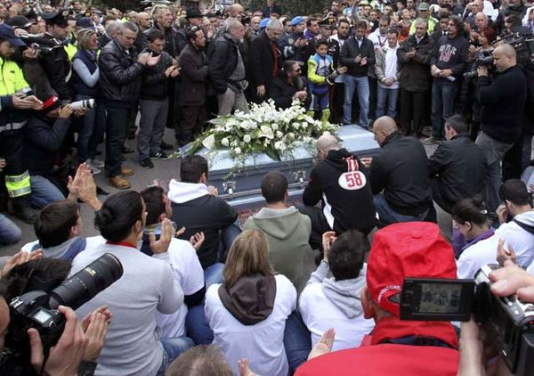 Ribuan Orang Hadiri Pemakaman Simoncelli