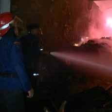 Api Membakar Gudang Buku di Kalisosok Merembet ke Bangunan Lain