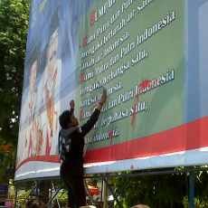 Baliho Teks Sumpah Pemuda Salah Tulis di Grahadi Dicoret Mahasiswa