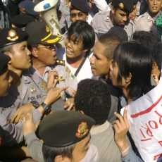 Puluhan Mahasiswa Terlibat Adu Dorong Dengan Brimob