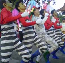 Veteran Pejuang RI dan Seniman Gelar Aksi Jalan Mundur