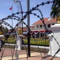 Tiga Gedung Vital di Surabaya Dipagari Kawat Berduri
