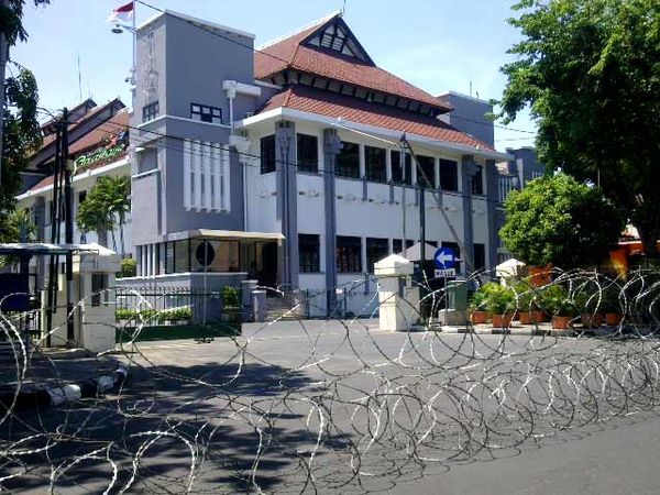 3 Gedung Vital di Surabaya Dipagari Kawat Berduri