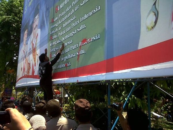 Baliho Teks Sumpah Pemuda Salah Tulis