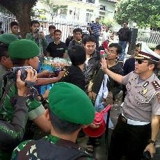 Demo Boediono, TNI Bubarkan Massa KAMMI Bandung