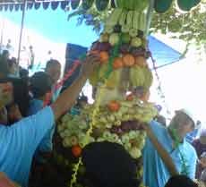 Ratusan Warga Wiyung Berebut Tumpeng Buah