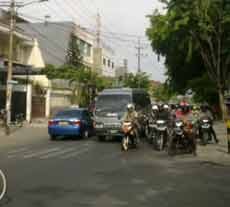 Perampok Nasabah Bank Bawa Sajam dan Mengarahkan ke Warga