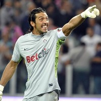 Buffon Dipersiapkan untuk Lawan Inter