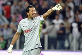Buffon Dipersiapkan untuk Lawan Inter