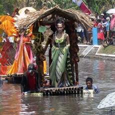 Serunya Peragaan Busana di Atas Sungai