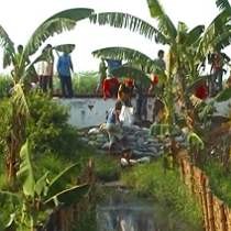 Warga Mojokerto Tutup Saluran Limbah Milik CV Bumi Indo