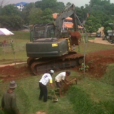 Marinir Akhirnya Keruk Tanggul Penyebab Banjir di Pondok Labu