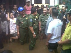 Byuuuur! Agung & Foke Nyebur ke Lokasi Banjir Pondok Labu