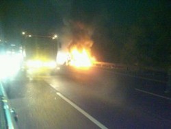 Mobil Nissan Livina Terbakar di Tol Pondok Gede Timur arah Bekasi