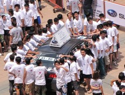 Peserta Lomba Pegang Mobil Berguguran di Hari Ke-2 Perlombaan