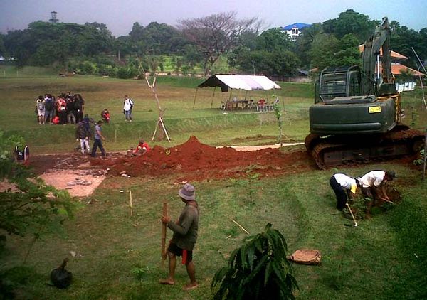 Marinir Keruk Tanggul Penyebab Banjir 