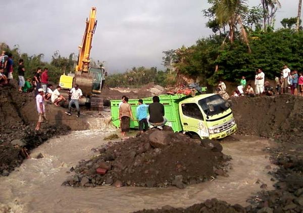 Truk Penambang Terjebak Lahar Dingin Merapi
