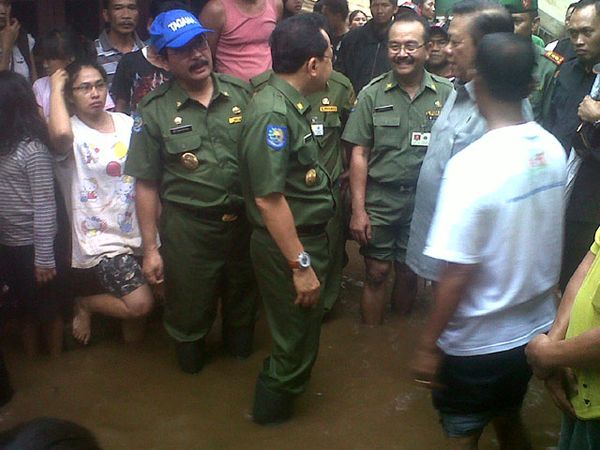 Foke Tinjau Banjir Pondok Labu