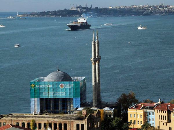 Menikmati Eloknya Selat Bosphorus