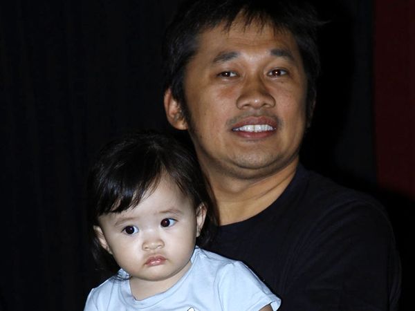Keluarga Kecil Hanung dan Zaskia Mecca