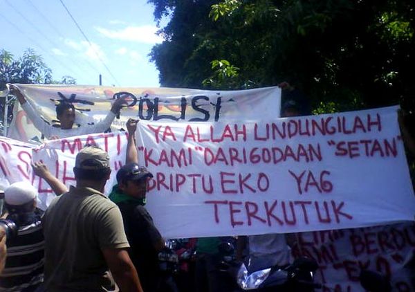 Warga Sepande Geruduk Polres Sidoarjo