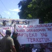 Aksi Blokir Jalan Warga Desa Sepande Dibubarkan Paksa