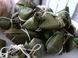 Kenyal Harum Kue Lupis dari Negeri Bambu