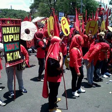 Desak Upah Naik 30 Persen, Ratusan Buruh Merahkan Gedung Sate