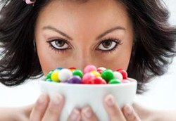 Godaan Mengulum Lebih Besar Jika Permennya Kecil-kecil