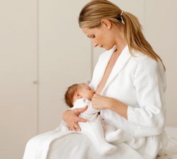 10 Tips Nyaman Menyusui di Tempat Umum