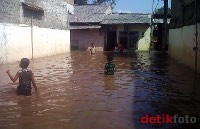 Menyempit & Padat, Kali Krukut Perlu Dinormalisasi