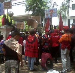 Tak Punya KTP Tanah Merah, Warga Demo ke DPRD DKI