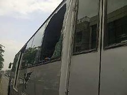 TransJ Berasap Tebal di Kampung Melayu, Penumpang Pecahkan Kaca