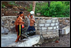 Sumur Air Hangat di Pulau Hiri