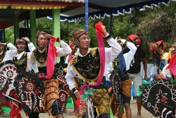 Meriahnya Ruwat Desa Pronojiwo 