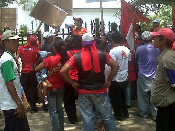 Warga Tanah Merah Tuntut KTP