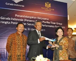 Martha Tilaar Siap Percantik Frontliner Garuda Indonesia