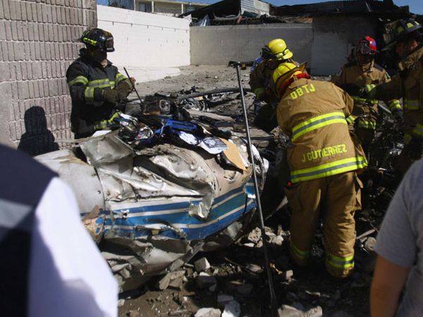 Pesawat Jatuh di Pemukiman Warga