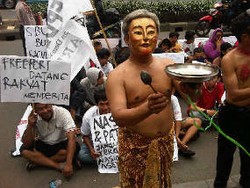 Puluhan Orang Demo Freeport, Lalu Lintas di Rasuna Said Tersendat