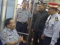 Turun di Stasiun Parung Panjang, Menhub Disalami Penumpang KRL