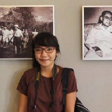 Teman-teman Sebar Pamflet Foto Dea di Sekitar Kampus