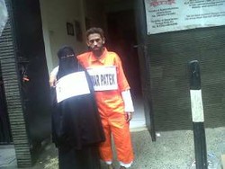 Jalani Rekonstruksi di Kampung Melayu, Umar Patek Mesra Bareng Istri