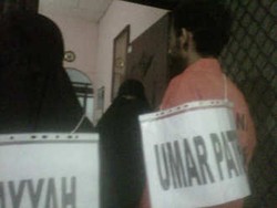  Bertemu Saat Rekonstruksi, Umar Patek Peluk Bahu Istri