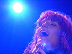 Florence Welch Terobsesi dengan Album yang Penuh Kekerasan