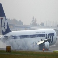 Pesawat Polandia Mendarat Tanpa Roda, Penumpang Menangis
