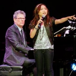Ayah Dibunuh, Charice Absen Temani David Foster di Singapura