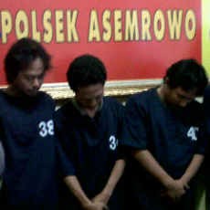 Gasak 6 Ton Stainless Steel, Empat Karyawan Digulung