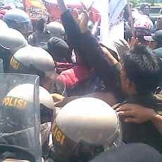 Tuntut UMK Rp 1,4 Juta, Ratusan Buruh di Pasuruan Terlibat Aksi Dorong