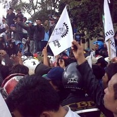 Ribuan Buruh Kepung Kantor Bupati Ancam Turunkan Dadang Naser