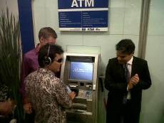 Stanchart Luncurkan ATM Khusus Nasabah Tuna Netra
